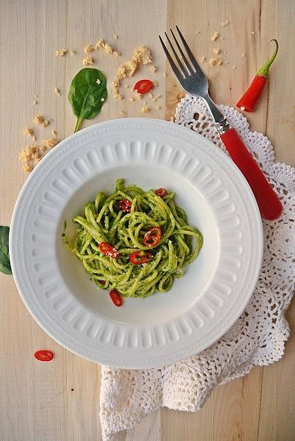 Makaron z chałwowym pesto i chilli