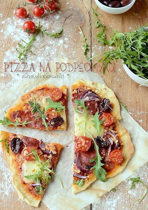 Pizza na podpłomyku