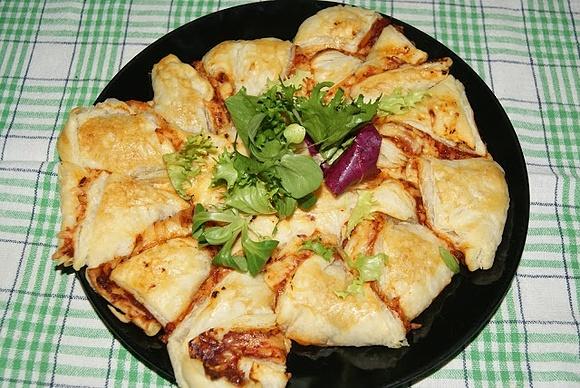 Szybka pizza z ciasta francuskiego