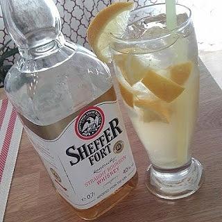 Słodkie whisky z cytryną i syropem cukrowym