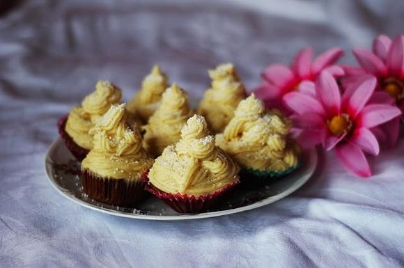 Buraczano-jabłkowe muffiny bezglutenowe z kokosowo-daktylowym kremem jaglanym