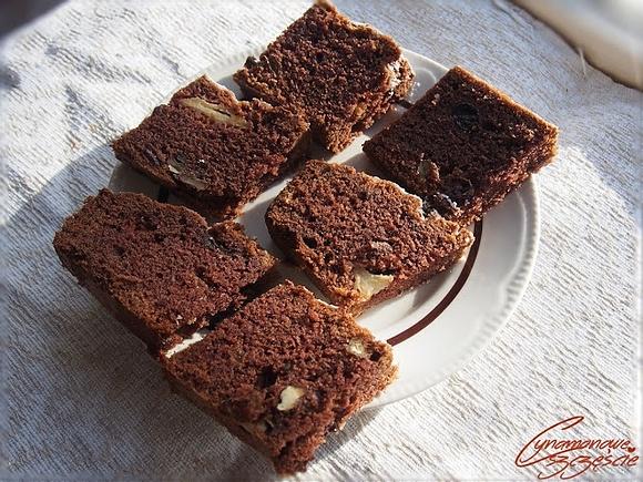Sękate ciasto czekoladowe z wiśniami i bakaliami