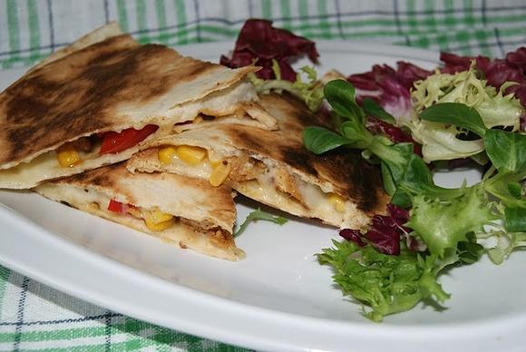 Zapiekana tortilla z kurczakiem, serem i papryką