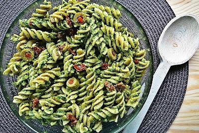 Pełnoziarniste fusilli z pesto z rukoli