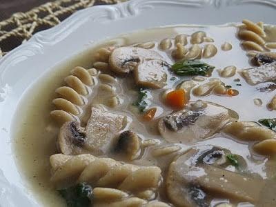 Zupa pieczarkowa jak z a nóż widelec - przepis na gęstą i aromatyczną