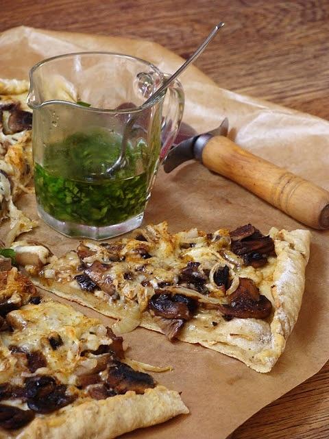 Pizza na ziemniaczanym spodzie z pieczarkami i suszonymi pomidorami