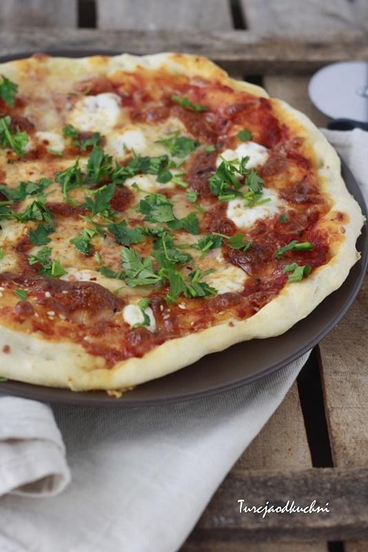 Pizza z tureckimi dodatkami jak z pizzeri