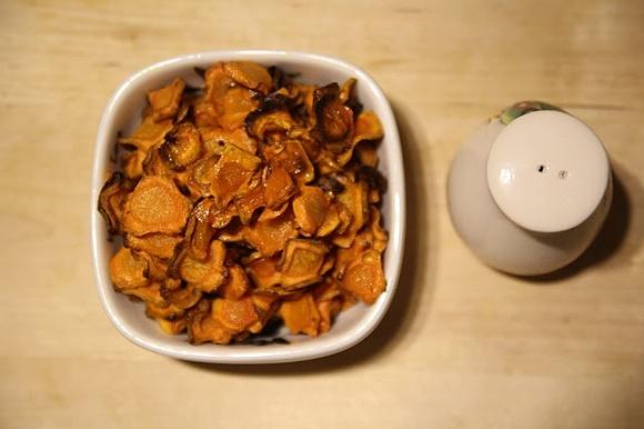 Marchewkowe chipsy pieczone w frytkownicy lub piekarniku