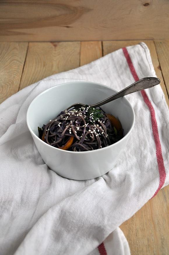 Makaron soba z czerwoną kapustą, szpinakiem i papryką