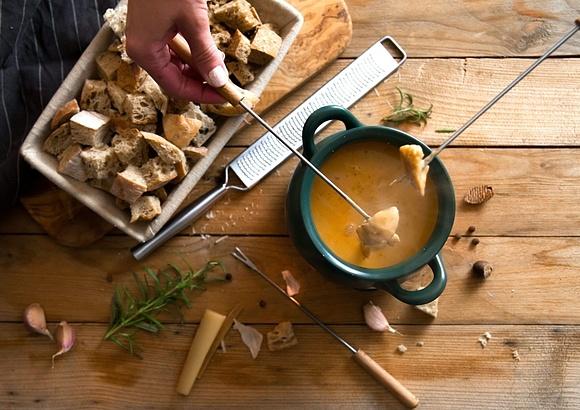 Fondue serowe vs fondue czekoladowe