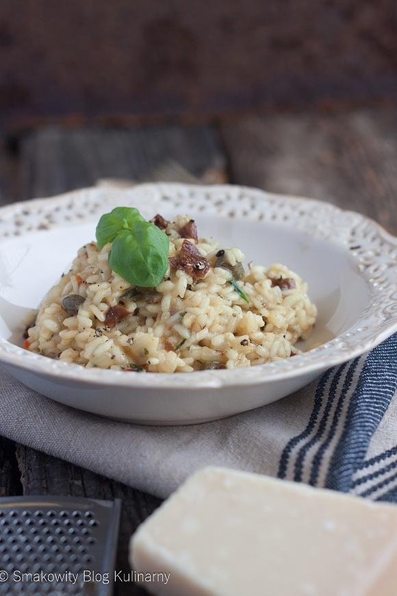 Risotto z suszonymi pomidorami, bazylią i kaparami