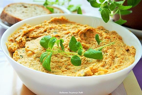 Paprykowa pasta z makreli z czosnkiem niedźwiedzim