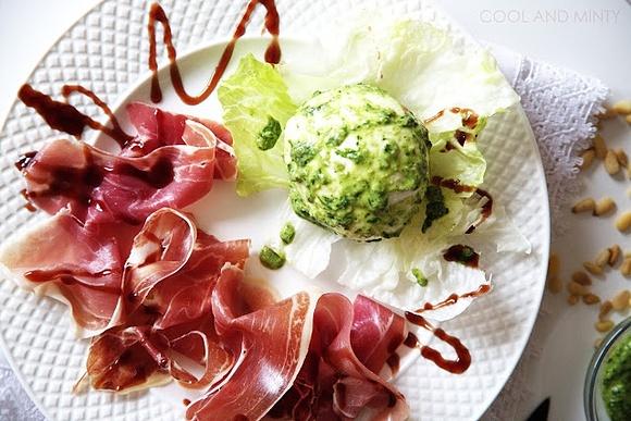 Mozzarella z bazyliowym pesto i szynką parmeńską