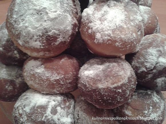 Pączki z konfiturą wiśniową