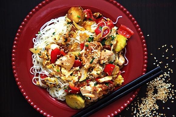 Stir-fry z pieczonym łososiem, jajkiem i brukselką