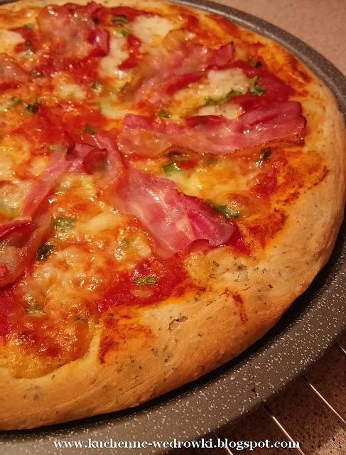 Pizza z mozzarellą i boczkiem