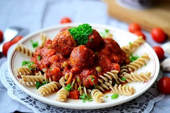 Mini pulpeciki w sosie pomidorowym z marchewką groszkiem i makaronem razowym