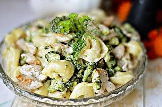 Sałatka brokułowa z tortellini i kurczakiem