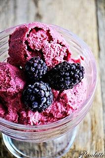Mrożony jogurt jeżynowo-ananasowy