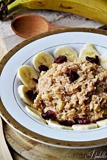 Banana owsianka na śniadanie ze żurawiną i cynamonem