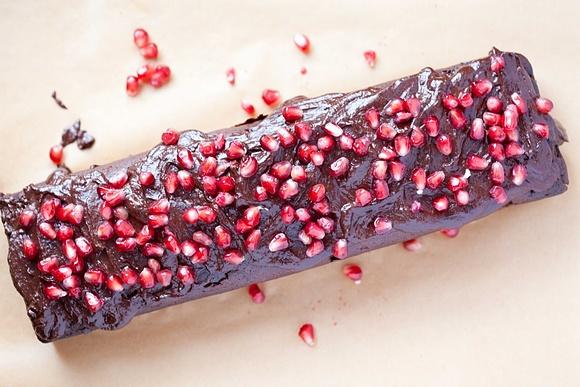 Wegańskie ciasto czekoladowe z bananami i pastą tahini