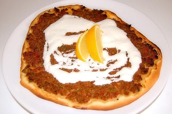 Lahmacun turecka pizza z mięsem mielonym i warzywami