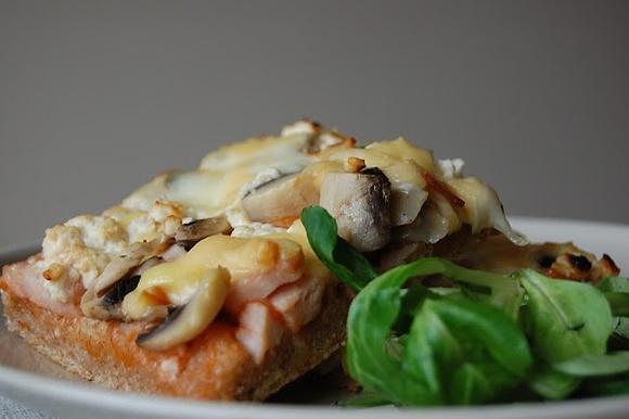 Domowa pizza na razowym cieście