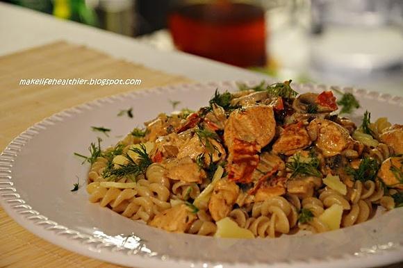 Makaron bezglutenowy z kurczakiem i sosem pieczarkowym z mascarpone i suszonymi pomidorami