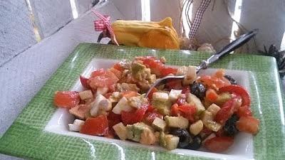 Sałatka z awokado, pomidora i jajka - zdrowe połączenie smakowe