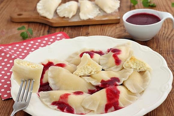 Pierogi z serem i sosem malinowym