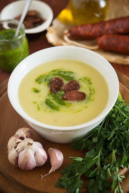 Ziemniaczana zupa krem z chorizo i pietruszkowym pesto