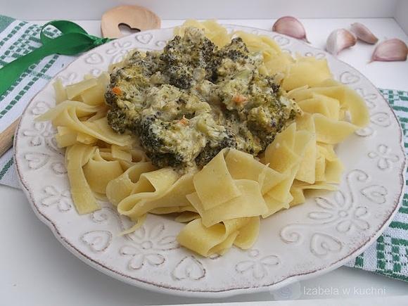 Tagliatelle z sosem brokułowo-śmietanowym