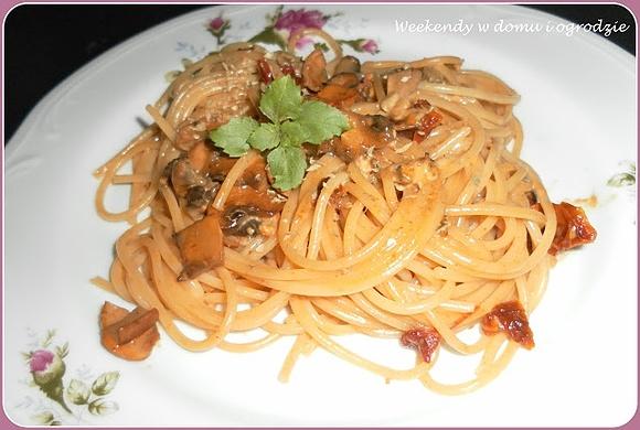 Spaghetti z pieczarkami i suszonymi pomidorami