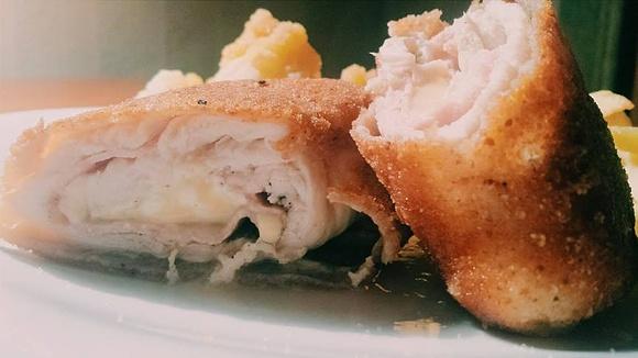 Cordon bleu z piersi kurczaka faszerowane szynką i serem
