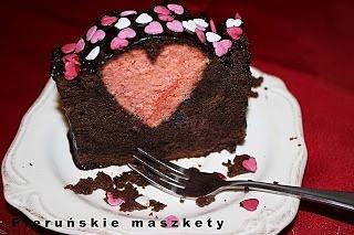 Czekoladowe ciasto walentynkowe z sercem