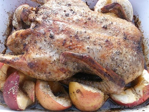 Kaczka majerankowa pieczona z jabłkami