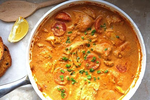 Curry z dorszem i pomidorami