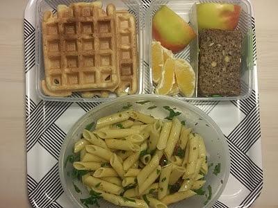 Lunchboxy na tydzień z makaronem, szpinakiem i wegańskimi pomysłami