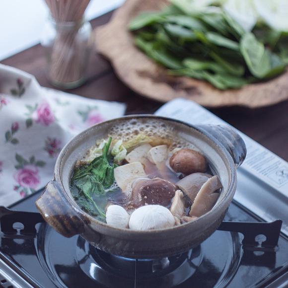 Kinoko nabe - japońska zupa z grzybami i warzywami w stylu domowym