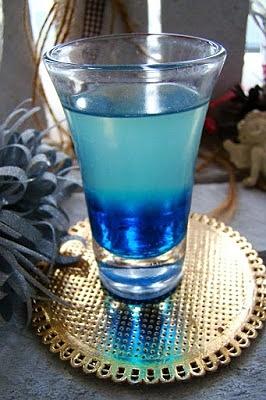Shot chmurka z niebieskim kolorem, prosty przepis na shot wodki i Blue Curacao