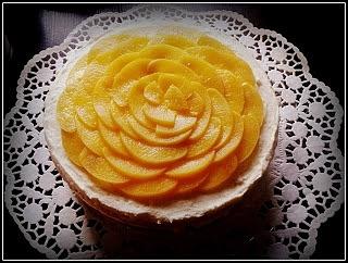Słoneczny tort brzoskwiniowy