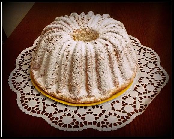 Drożdżowa babka wielkanocna z rodzynkami i skórką pomarańczową