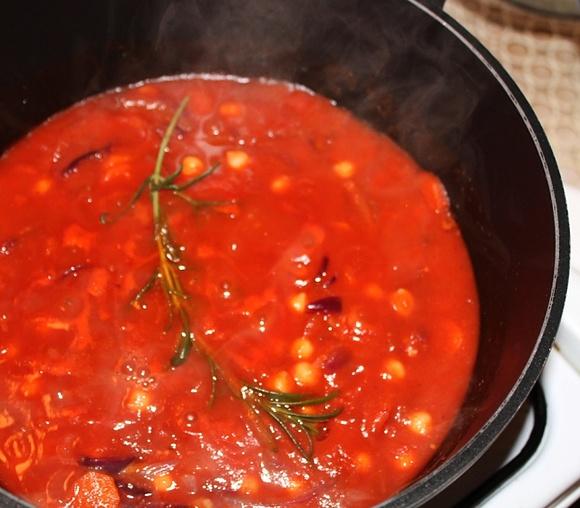 Ciecierzyca w sosie barbecue z serowymi grzankami i batatami