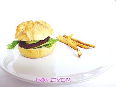 Burgery buraczane z hummusem