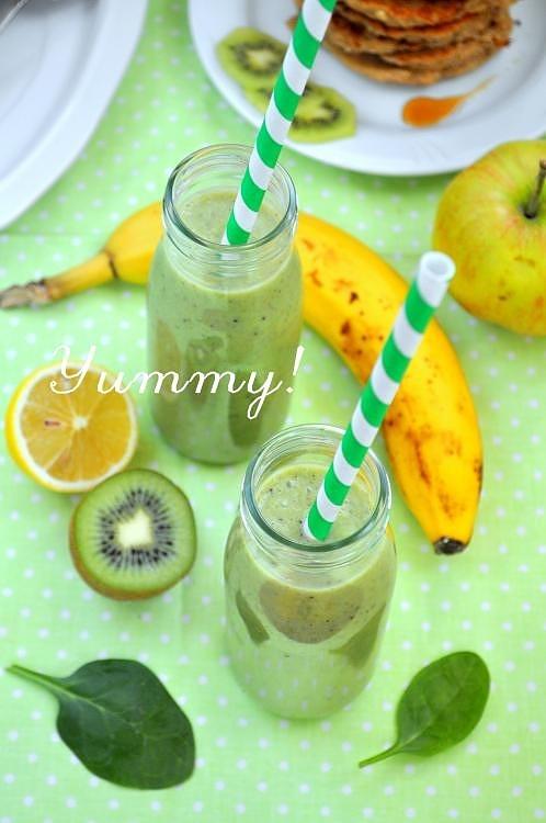 Zielony koktajl z kiwi, jabłkiem i bananem
