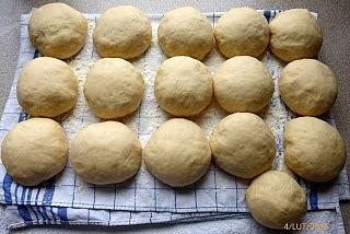 Pączki na tłusty czwartek z marmoladą i cukrem pudrem