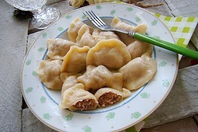 Małe pierożki z farszem wieprzowo-drobiowym