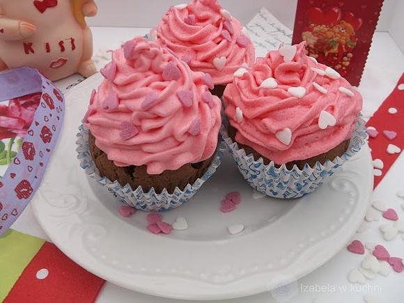 Walentynkowe muffinki czekoladowe z bitą śmietaną