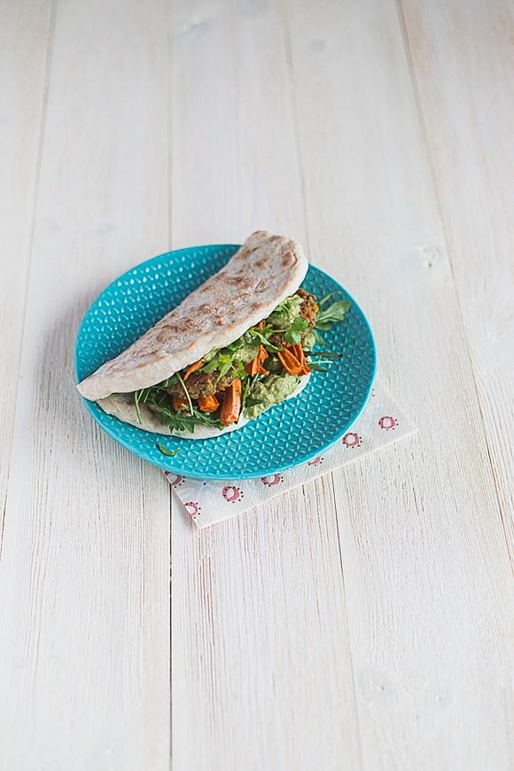 Falafel w chlebku pita z sosem z pistacji i awokado