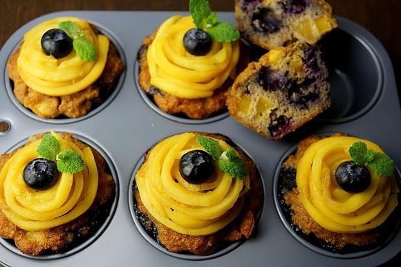 Bezglutenowe muffinki z mango i borówkami amerykańskimi